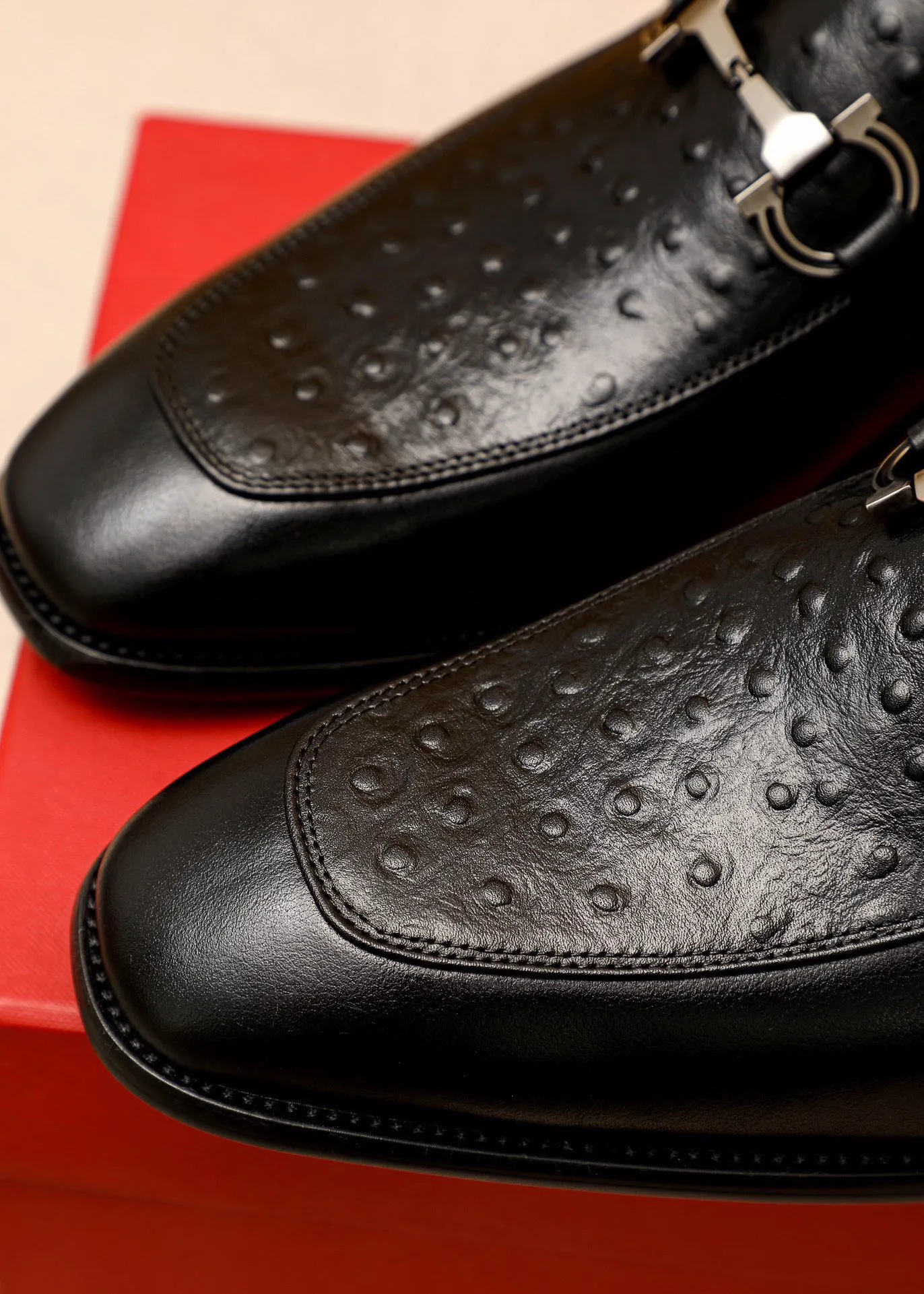 Men's shoes 💰460 💐 Product trademark: Ferragamo "Ferragamo" casual leather shoes Regular size: 38-44 (custom-made for 45🉑️) Product materials: Selected imported first-layer calfskin embossed upper + original hardware buckle, imported water-dyed cowhide leather lining. Strong three-dimensional visual effect, combined outsole Color: 1⃣️color optional